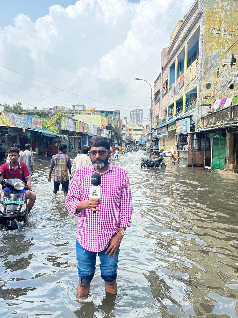 வடசென்னை பட்டாளம் பகுதியில் முழங்கால் அளவு கால்வாய் நீர் இன்னும் ஓடிக்கொண்டிருக்கிறது. 

மக்களை களத்தில் சந்தித்தது <a href="/Savukkumedia/">Savukku Media</a>