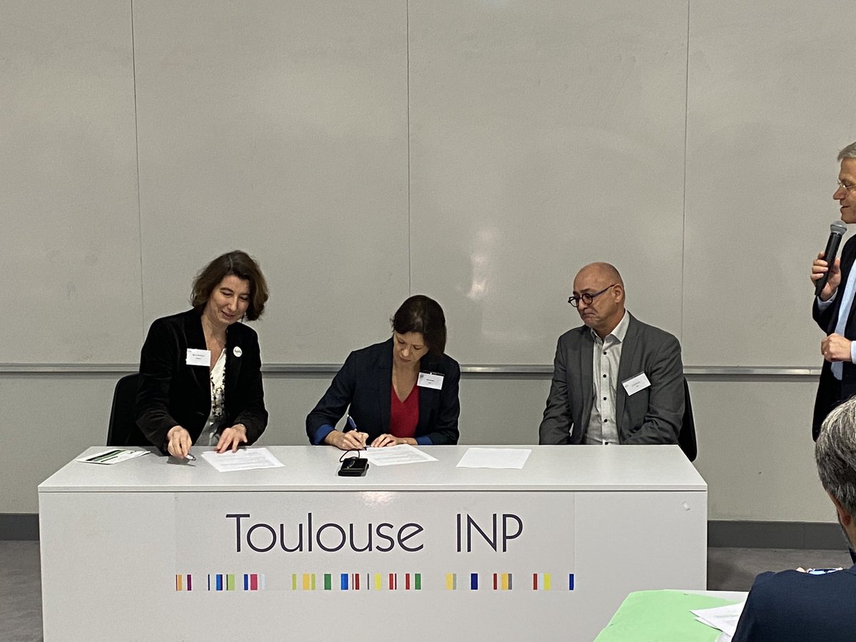 🖋️ Signature de la première convention entre le #FIPHFP et le Centre Hospitalier Intercommunal des Vallées de l’Ariège (CHIVA). Objectif : Soutenir l’emploi et l’inclusion des personnes en situation de #handicap partout en France 🇫🇷 #FonctionPublique