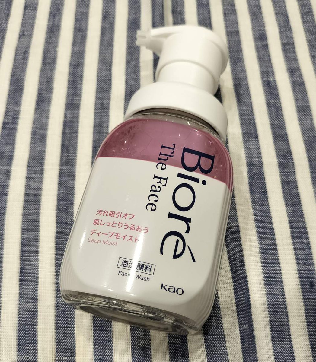 yumnyanko's tweet photo. #PR #生クリーム泡洗顔 #ビオレ

花王株式会社様からいただきました『ビオレザフェイス泡洗顔料ディープモイスト』お試し中です✨ポンプ式でクリーミーな泡が出てくるので洗顔が時短で肌に触れずに泡でスッキリとした洗い心地で、香りも爽やかな良い香りで気に入って使っています😃🎶✨ https://t.co/oAjLXLZlIk