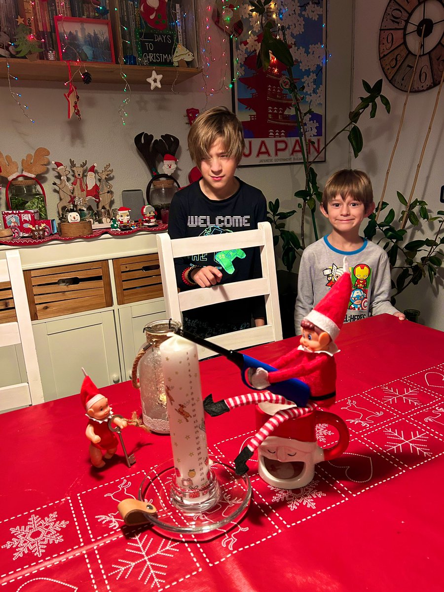 Julio_Vegas's tweet photo. Sorpresón al despertarnos esta mañana: ¡#NaughtyNorman y #BabyElf han vuelto un año más y nos ha traído de regalo una vela de adviento! Se han debido enterar que nuestros amigos daneses no podían enviarla este año y nos han conseguido una ¡Traviesos, pero el fondo son muy buenos! https://t.co/hxh5LpwCXR