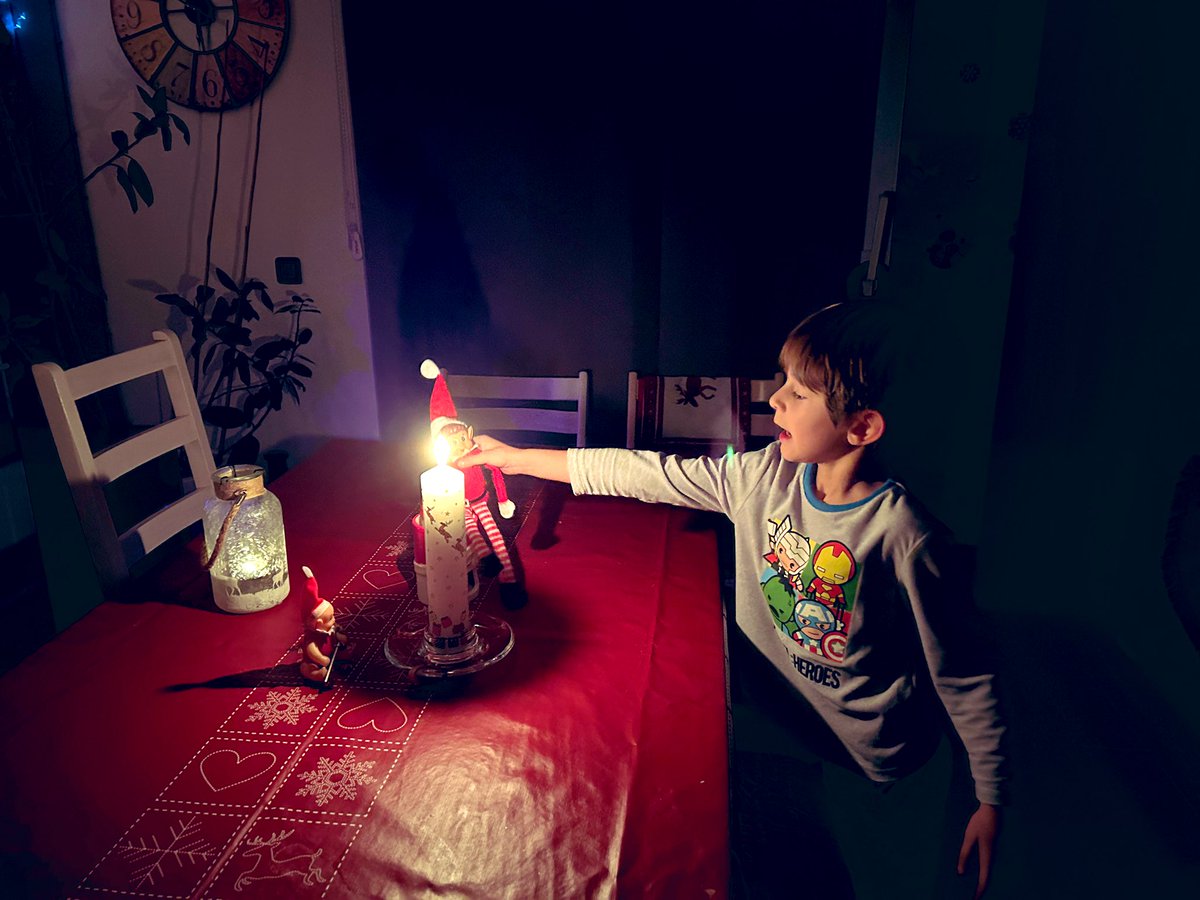 Julio_Vegas's tweet photo. Sorpresón al despertarnos esta mañana: ¡#NaughtyNorman y #BabyElf han vuelto un año más y nos ha traído de regalo una vela de adviento! Se han debido enterar que nuestros amigos daneses no podían enviarla este año y nos han conseguido una ¡Traviesos, pero el fondo son muy buenos! https://t.co/hxh5LpwCXR