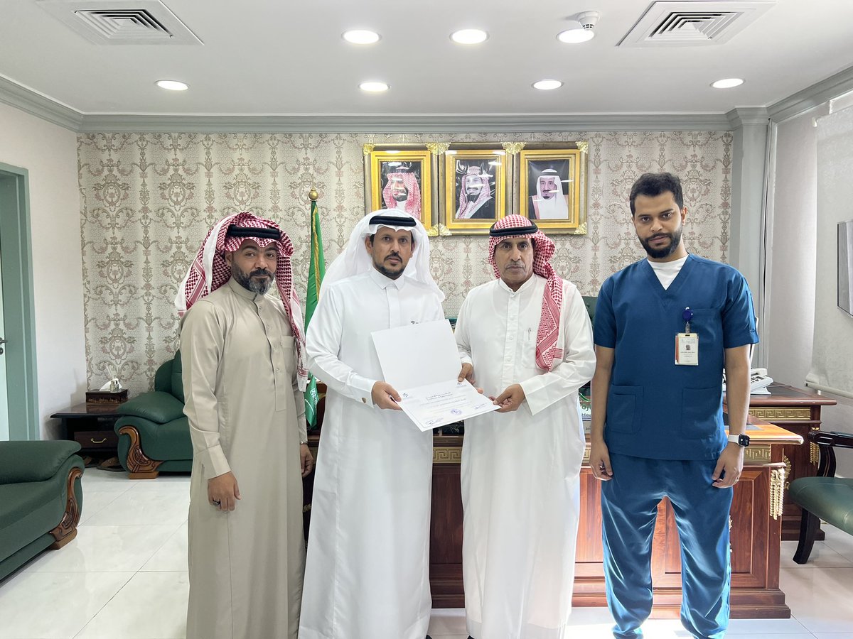 WajehHealth's tweet photo. قدم تجمع تبوك الصحي ممثلاً بادارة التغذية شهادة شكر وتقدير 
 لقسم التغذية بمستشفى الوجه نظير جهودهم ومشاركتهم في برامج التوعية والتثقيف  الخاصة بالتغذية 
            تهانينا والف مبروك https://t.co/QkxhobBTsA