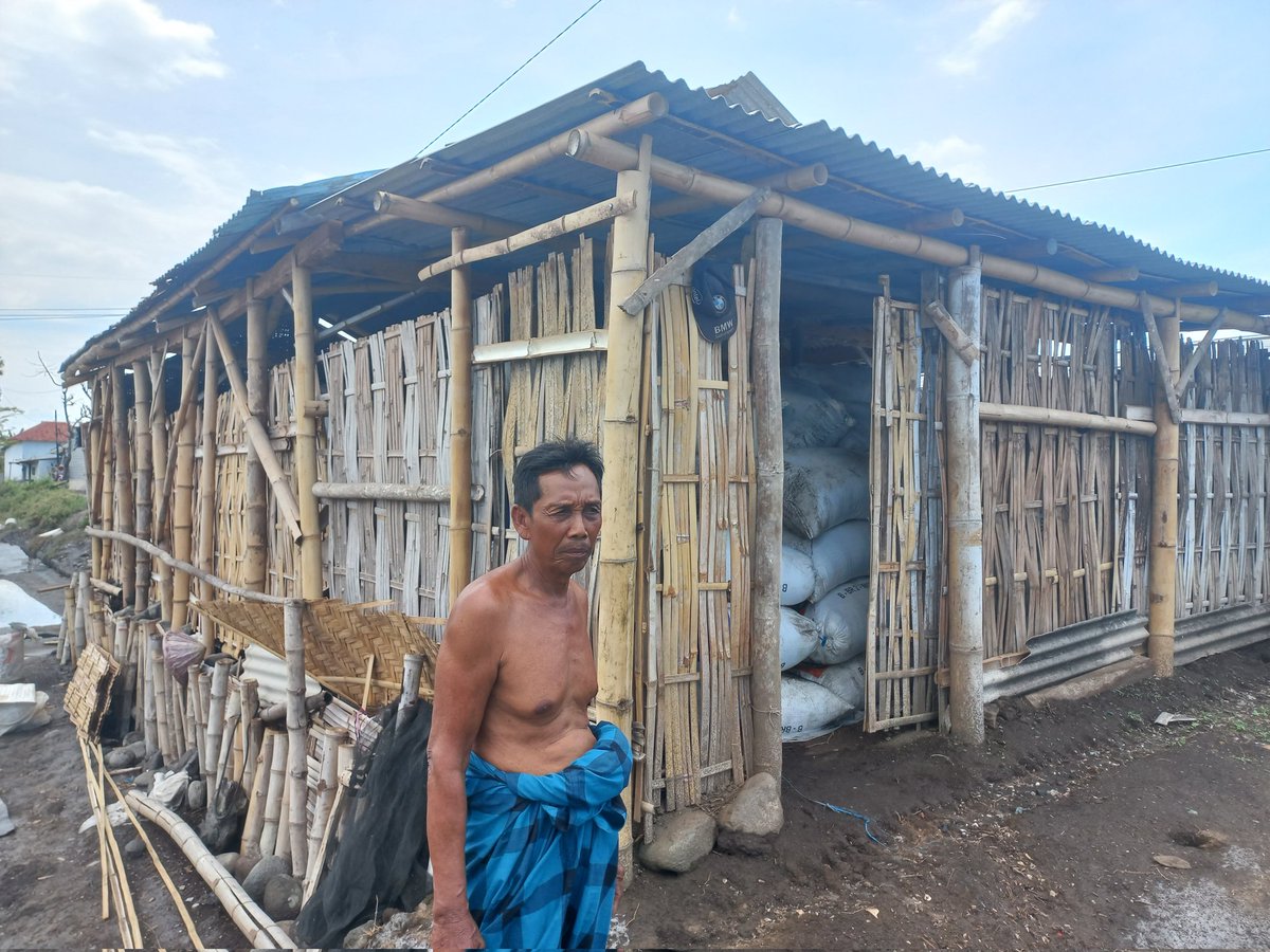 je_vico's tweet photo. Selasa (05/12/2023) Jeffiko, Luhkan Kab. Probolinggo, mendata stok  Garam milik bp. Basir Ds Pesisir, melaporkan stok Garam bulan desember sebanyak 20 ton, harga jual saat ini 1000-1200/Kg

#GiatLuhkanSatminkalBWI #Luhlapor 
#Probolinggo
@bppp_banyuwangi @puslatluhkp https://t.co/HmmW9uzxkS