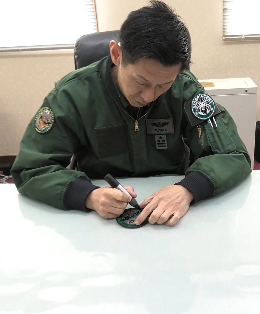 komaki_airbase's tweet photo. プレゼント企画第4弾再開します
今回の激レア #パッチ 提供者は前副司令（二木１佐）です
最後に置き土産を頂きました
▼応募条件
①フォロー
②リポスト
③鍵アカ解除
④国内発送のみ
▼応募〆切 12/14(木)正午
▼当選者発表 12/15(金)

レアパッチと広報グッズがあなたの手に
#航空自衛隊
#小牧基地 https://t.co/MRWb5pPyo1