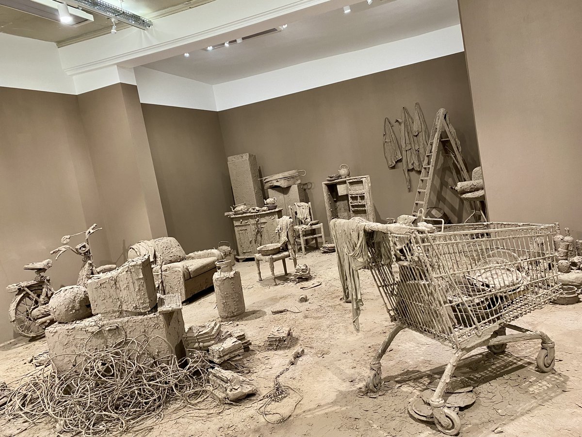 Guiguiii94's tweet photo. Parfois, il y a des artistes contemporains dont on peine à comprendre l’univers, la démarche artistique et, à dire vrai, l’intérêt.
C’est le cas du plasticien franco-chinois #ChenZhen (1955-2000) dont la @GContinua présente actuellement une rétrospective variée de son œuvre. https://t.co/vnq3UtwOvC