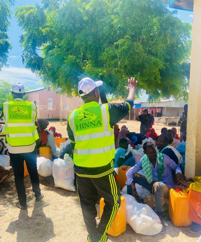 HINNAWomen2003's tweet photo. In response of El Niño floods
We are providing NFIs kits to the flood affected IDP familes in the evacuated sites in Beletweyne district, we continue our mission of life saving response, thanks @shf_somalia for your support.
#ElNinofloods
#Baladweyn
#lifesavingmission https://t.co/3Jpq7qDNdP