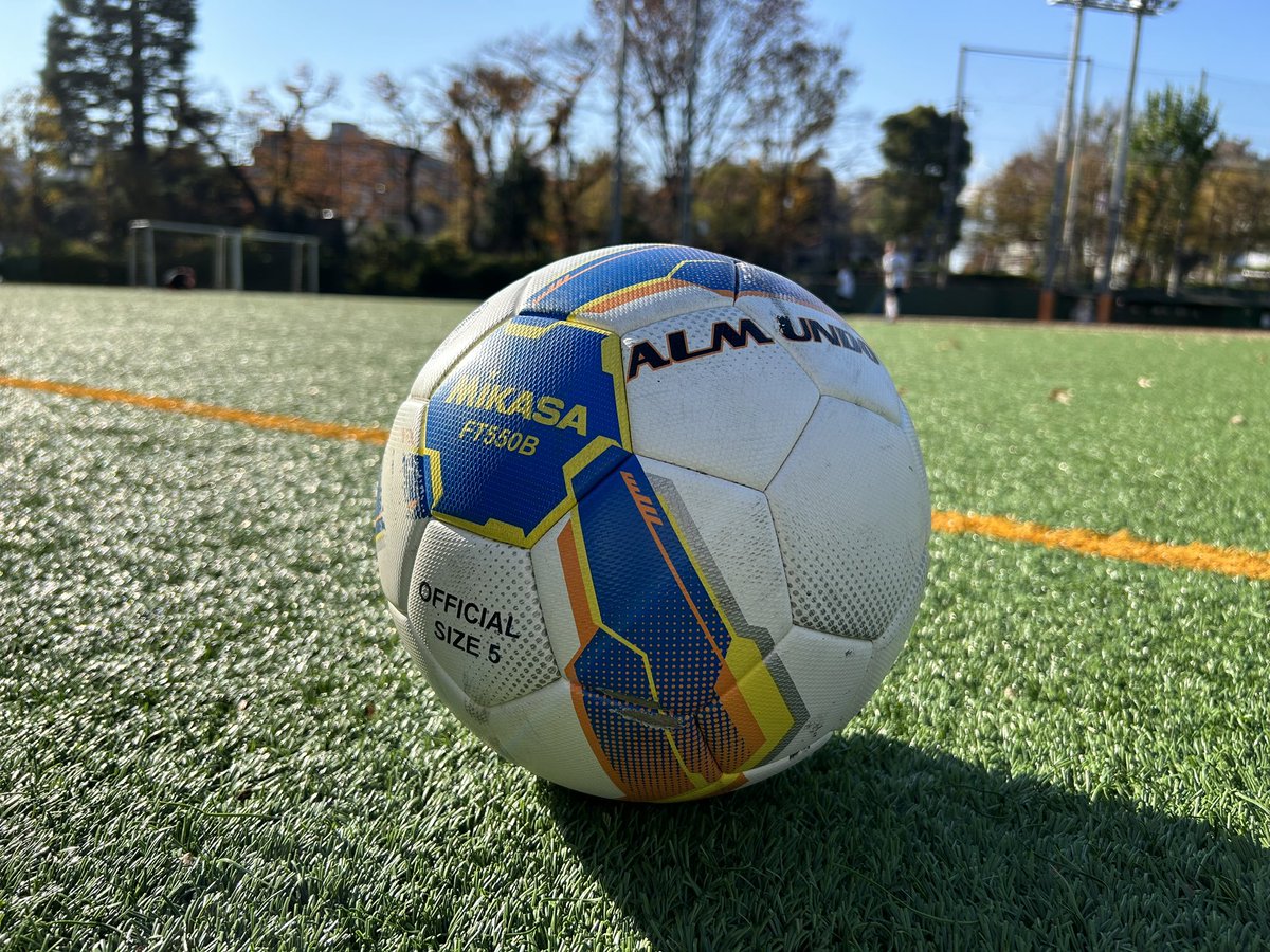 v_k_s_soccer's tweet photo. 大会優勝してから練習試合を3試合してるのですが負けなしで連勝を継続しております！最近のV.K.Sは強いです！今日も絶好のサッカー日和で楽しかったです！今月から始まる全国高校サッカー選手権の公式試合球を使ってるのですが蹴りごこち最高です⚽️ https://t.co/FqUrAKnt3U