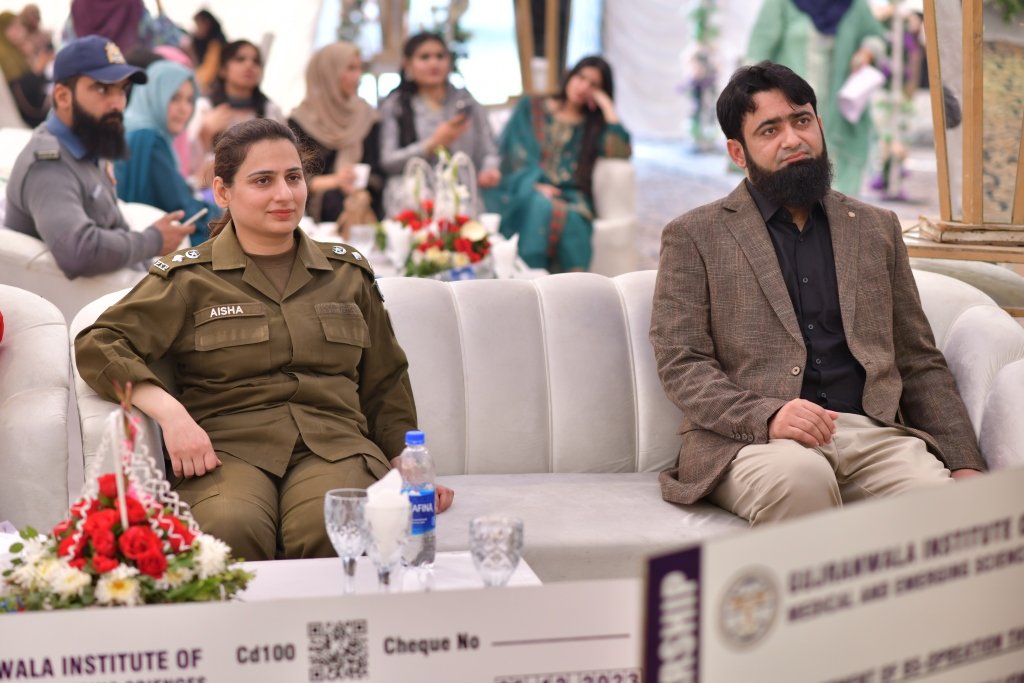 CtoGujranwala's tweet photo. سی ٹی او گوجرانوالہ عائشہ بٹ کا گوجرانوالہ انسٹی ٹیوٹ آف میڈیکل اینڈ ایمرجنگ سائنسز کا وزٹ۔۔ادارہ میں ڈرائیونگ سکول اور آؤٹ ریچ ٹیم کا قیام۔۔
طلباءو طالبات کو روڈ سیفٹی پر مفصل بریفنگ۔۔
#drivingschool #outreachservices #serviceatdoorstep #Trafficpolicepunjab #publicfacilitation https://t.co/gdI2W1ITRF
