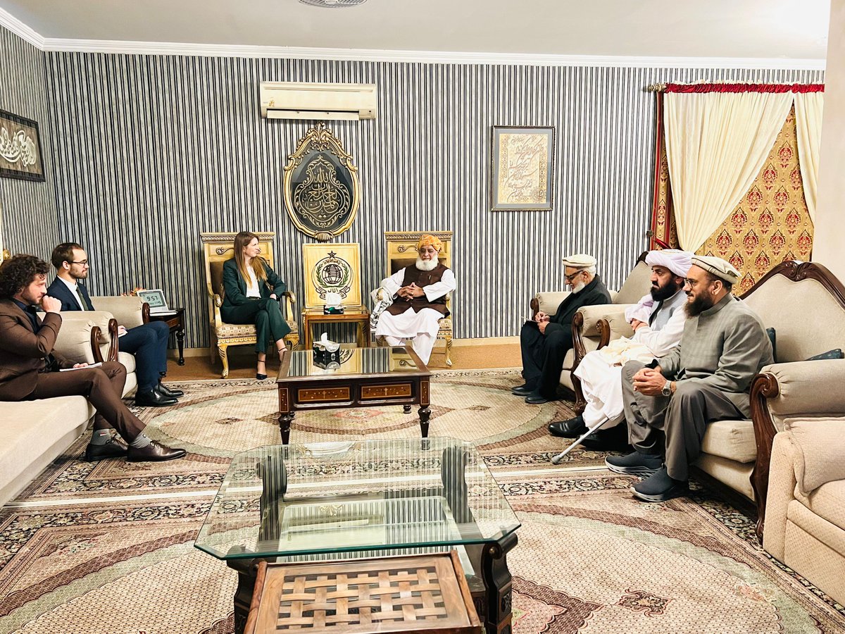 juipakofficial's tweet photo. اسلام آباد: برٹش ہائی کمشنر جین میریٹ، پولیٹیکل سیکرٹری سیم فلیچر کی جے یو آئی سربراہ مولانا فضل الرحمان کی رہائش گاہ آمد 

باہمی دلچسپی کے امور پر بات چیت 

افغانستان اور انڈیا کے ساتھ پاکستان کے تعلقات پر گفتگو 

افغانستان میں خواتین کی تعلیم سمیت افغان مہاجرین کی واپسی پر تبادلہ خیال 

 برطانوی ہائی کمشنر کی افغانستان میں خواتین کی تعلیم کے حوالے سے مولانا فضل الرحمان سے تعاون کی اپیل 

مولانا فضل الرحمان کا عالمی برادری کو افغانستان کے ساتھ تعلقات بہتر بنانے اور معاملات باہمی افہام و تفہیم سے حل کرنے کا مشورہ 

مغرب اور اسلام کے درمیان ثقافتی تقسیم کو تسلیم کیا جائے ۔مولانا فضل الرحمان 

خواتین کی تعلیم کے حامی ہیں لیکن افغانستان کے اسلامی اور پشتون پس منظر کو سامنے رکھتے ہوئے  وہاں کی حکومت خواتین کی تعلیم کے لئے ماحول بنا رہے ہیں ۔مولانا فضل الرحمان 

افغانستان میں امن وامان کے قیام میں بتدریج بہتری آرہی ہے ،امن وامان کے قیام کے ساتھ ساتھ یہ مسائل بھی حل ہونگے ۔مولانا فضل الرحمان 

افغانستان میں خواتین اور بچوں کی تعلیم پر پریشان ہونے والوں کو غزہ کی  خواتین اور بچوں کی طرف توجہ دینی چاہیے جہاں انسانی حقوق پامال ہورہے ہیں ۔مولانا کی ہائی کمشنر کو یاد دہانی 

غزہ میں چار ہزار خواتین ،چھ ہزار بچے اور بیس ہزار عام شہریوں کو بموں کے ذریعے شہید کیا گیا ۔مولانا فضل الرحمان 

مغرب پھر بھی اسرائیل کی حمایت کررہا ہے ۔مولانا فضل الرحمان 

مغرب اپنے روئے پر نظر ثانی کرے ۔مولانا فضل الرحمان 

امن کے نام پر غزہ میں قتل عام بند اور انسانی حقوق کی خلاف ورزی بند کی جائے ۔مولانا فضل الرحمان

مولانا فضل الرحمان نے خواتین کی تعلیم کی اہمیت اور ضرورت پر زور دیا لیکن یہاں اسلامی مقامی اور پشتون روایات اور ثقافت کو ملحوظ خاطر رکھنا ضروری ہے۔

اس موقع پر رہنما جےیوآئی حافظ حمداللہ، جلال الدین ایڈووکیٹ اور مفتی ابرار موجود تھے ۔
جاری کردہ: میڈیا سیل جےیوآئی پاکستان
@JaneMarriottUK @MoulanaOfficial