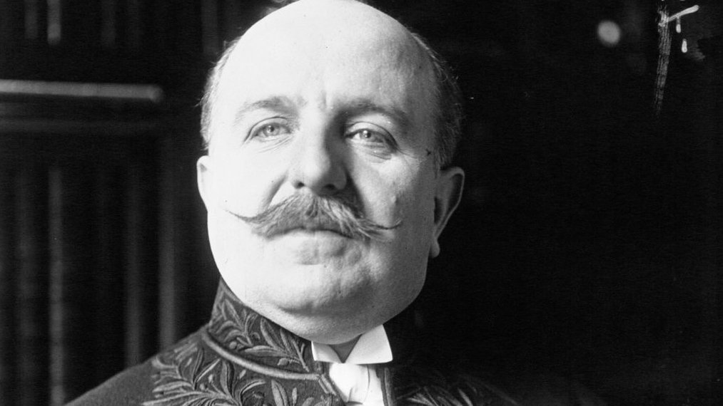 À la fin d’un grand dîner, la fille des maîtres de maison interprète avec difficulté un morceau au piano dans le salon familial. Sa mère s’empresse de demander à l'écrivain Robert de Flers :

- Maître, que pensez-vous de son exécution ?

- Je suis pour.