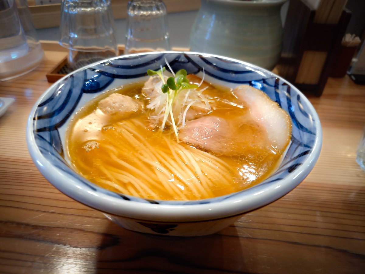 djtwowho's tweet photo. 塩そば時空　高井戸
通りすがりだったが素敵なラーメンでした。
理想のラーメンが頭に仕込まれているからこその一杯だったな。
こういうラーメンを待っていた気がする。
つくね入りがオススメ。
常連がうらやましい https://t.co/F4J0XbHUCO