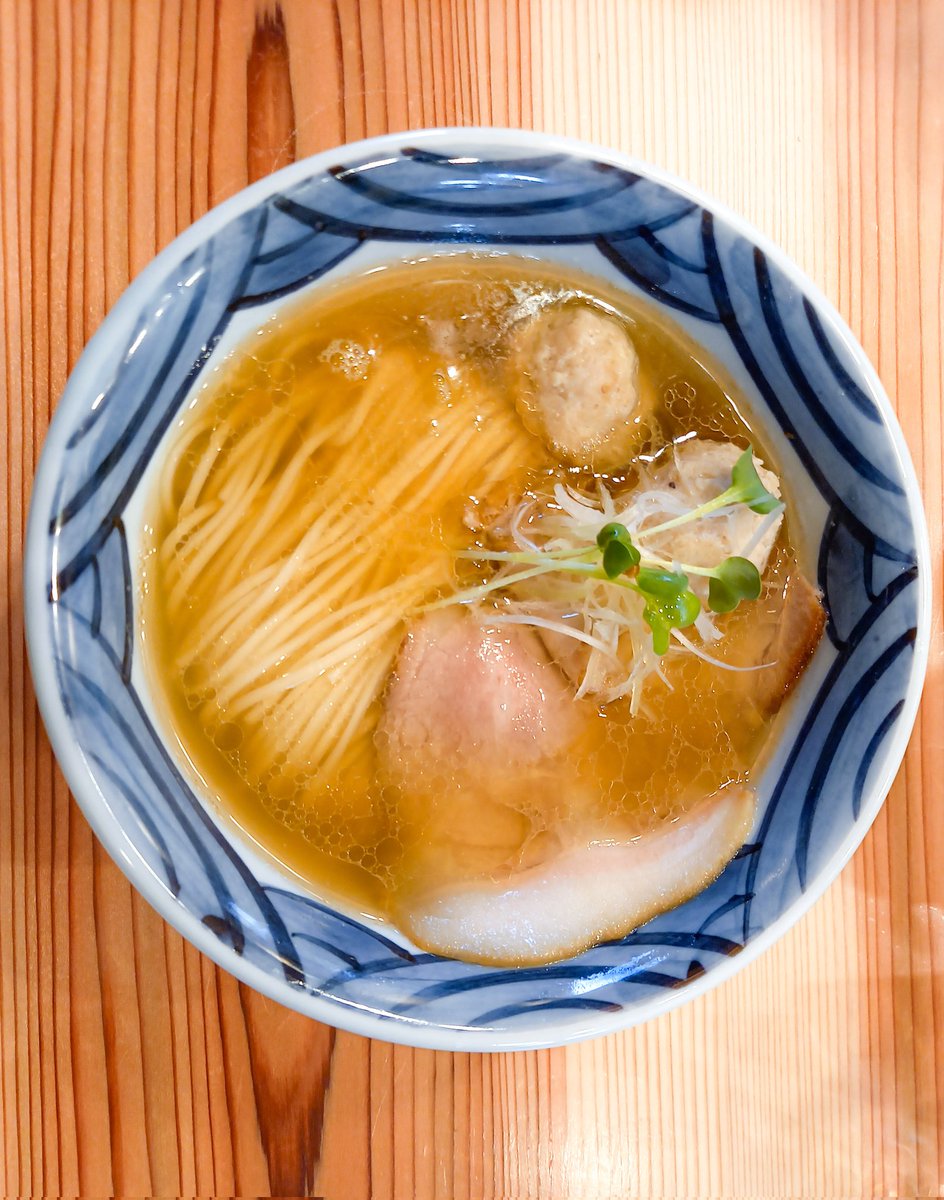 djtwowho's tweet photo. 塩そば時空　高井戸
通りすがりだったが素敵なラーメンでした。
理想のラーメンが頭に仕込まれているからこその一杯だったな。
こういうラーメンを待っていた気がする。
つくね入りがオススメ。
常連がうらやましい https://t.co/F4J0XbHUCO