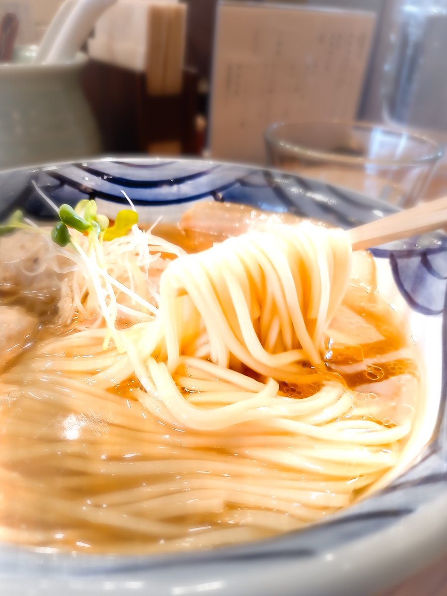 djtwowho's tweet photo. 塩そば時空　高井戸
通りすがりだったが素敵なラーメンでした。
理想のラーメンが頭に仕込まれているからこその一杯だったな。
こういうラーメンを待っていた気がする。
つくね入りがオススメ。
常連がうらやましい https://t.co/F4J0XbHUCO