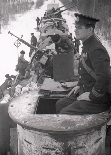 sitnikov_94's tweet image. Командир советского бронепоезда «Балтиец» капитан В.Д. Стукалов на "Ораниенбаумском пятачке".

СССР
1942
#WW2 #WWll