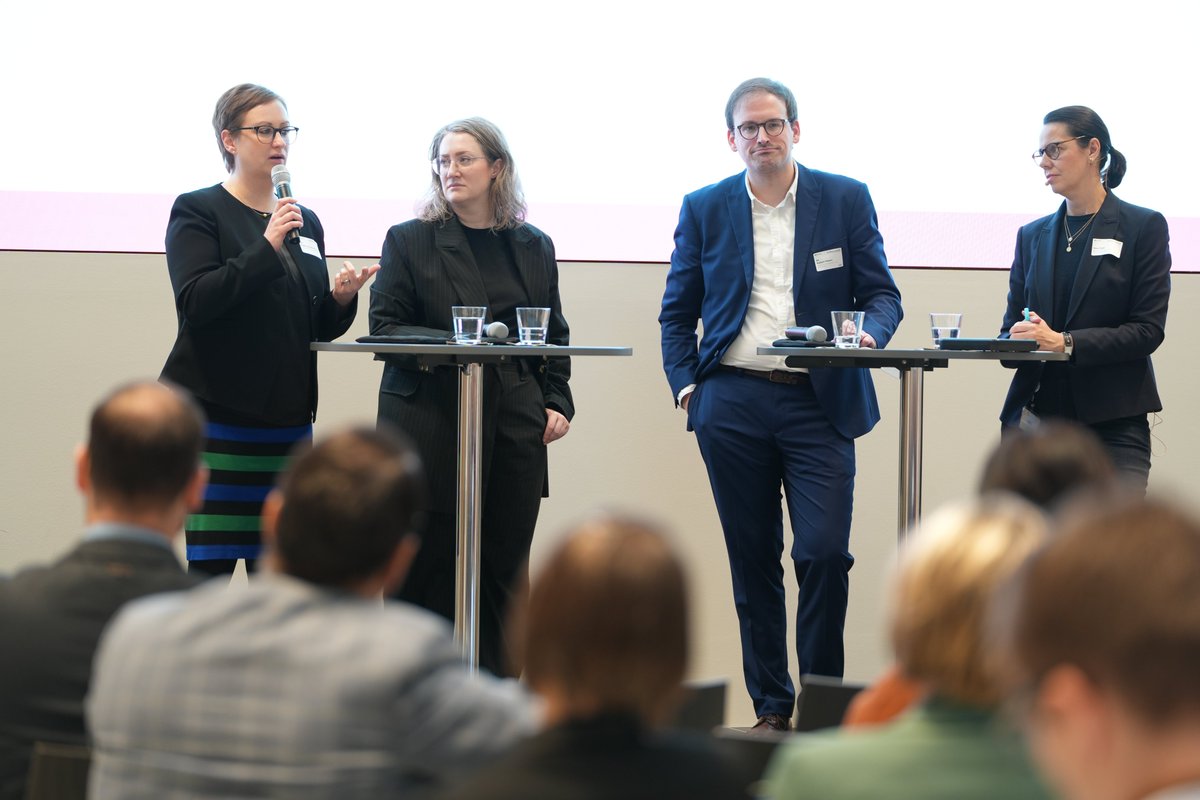 denkfabrik_bmas's tweet photo. "Wir wollen keine Arbeitswelt, in der der Mensch der Maschine dient, sondern ein Einsatz von KI-Technologien, der möglichst für alle Arbeitnehmer*innen bessere Arbeitsbedingungen schafft." @tschanlili Vielen Dank für die vielen Impulse bei unserem #KIO #KIForum
@BMAS_Bund https://t.co/JfOTUlA5cQ