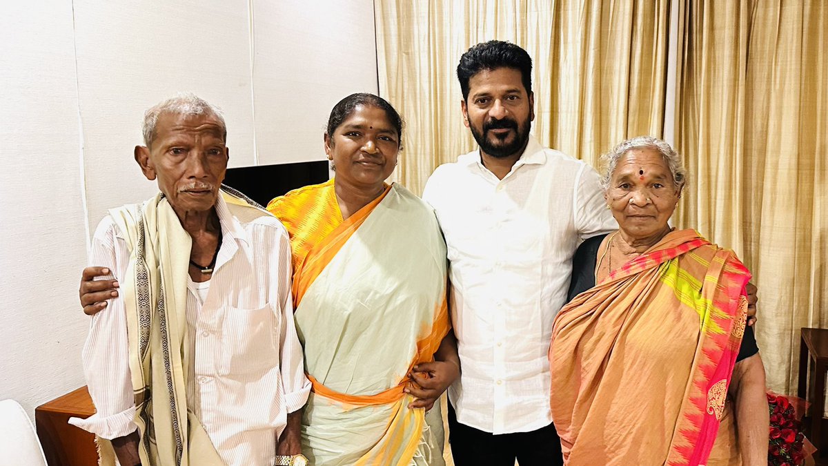CoreenaSuares2's tweet photo. #Telangana: Among all the Cabinet ministers inducted so far, MLA @seethakkaMLA  gets the loudest cheer. https://t.co/Ck8f4wneM9