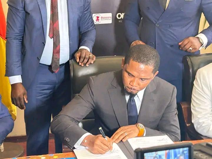 SamuelEtoo68469's tweet photo. J'ai, procédé ce mercredi à la signature de deux conventions avec le Ministre de l'Éducation de Base, Laurent Serge Etoundi Ngoa. 

Le premier document concerne la FENASCO Ligue B, qui va permettre la détection et la formation des jeunes talents depuis le bas âge. https://t.co/Pyq31I18n2