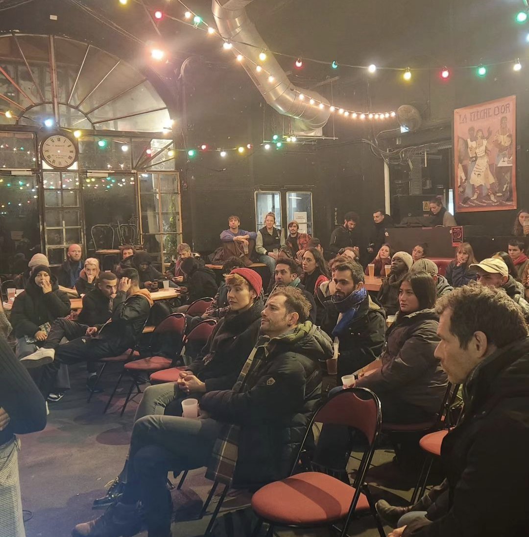 Hier, à la Flèche d'Or, les différent•es participant•es, journalistes et citoyen•nes,  présentaient le №2. Et comme souvent quand on parle de famille, on a entendu des récits bouleversants. 🫶

Précommandez la revue pour en découvrir plus encore. kisskissbankbank.com/fr/projects/co…