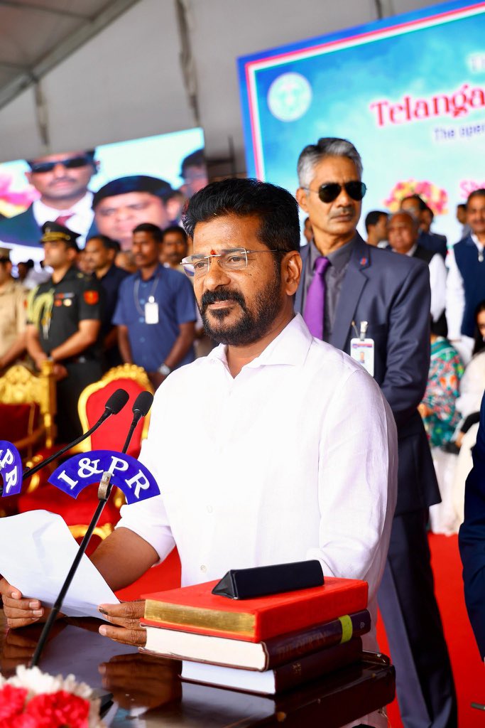 revanth_anumula's tweet photo. తెలంగాణ ప్రజా ప్రభుత్వంలో మంత్రులుగా నియమితులైన నా సహచర మిత్రులకు అభినందనలు. 

సమిష్టి కృషితో అమరుల ఆశయాలు, ప్రజల ఆకాంక్షలు, రాష్ట్ర సమగ్రాభివృద్ధికి అంకితమవుదాం. 

అన్నీ రంగాల్లో రాష్ట్రాన్ని దేశంలోనే అగ్రభాగాన నిలుపుదాం.

#Telangana #Prajaprabhutwam https://t.co/Q5PNdR6Vn8