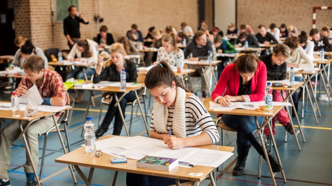 Het decembernummer is uit! Over #schoolexamens (1/3 van onvoldoende #kwaliteit volgens @onderwijsinsp). Over #leerlingevaluaties (geef maar koekjes, schrijft <a href="/P_A_Kirschner/">Paul A. Kirschner</a>). @EvaNaaijkens en Martin Bootsma vertellen hoe je goed #gedrag bevordert. didactiefonline.nl/editie/2023-10