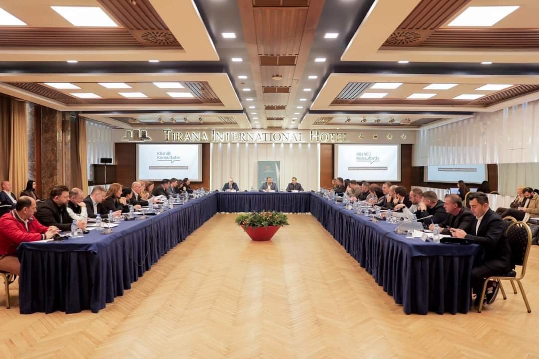 AarcAlbania's tweet photo. (I/III)U zhvillua mbledhja e Këshillit Konsultativ Qeverisje Qendrore-Vetëqeverisje Vendore nën drejtimin e bashkëkryetarëve Z.Arbjan Mazniku, Ministër i Shtetit për Pushtetin Vendor dhe Z.Aldrin Dalipi Kryetar i Këshillit të Qarkut Tiranë. https://t.co/ug1G42xp3n