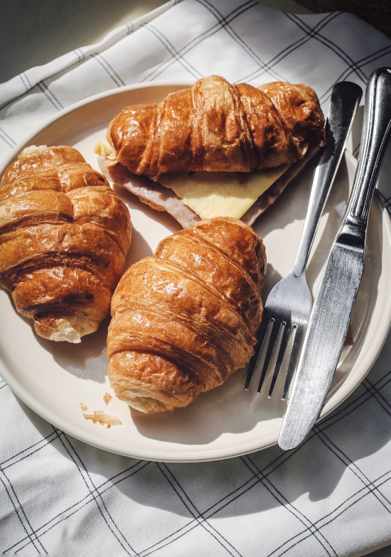 SweetEscap84464's tweet photo. "Dreaming of artisanal perfection for breakfast? What would you enjoy?" 🥐✨ #ArtisanBakery #LocalFlavors https://t.co/IBTRyTC59V