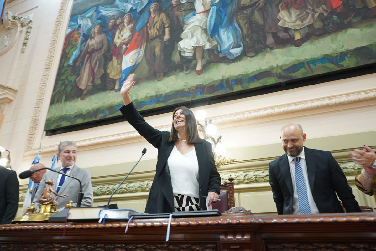 ¡Felicitaciones <a href="/ClaraGarcia_SF/">Clara García🌹</a>! Gracias por asumir el compromiso de presidir la Cámara de Diputados.

Tu vocación de diálogo, tu búsqueda permanente de consenso y tus convicciones es lo que necesita en este momento Santa Fe para que podamos hacer realidad las transformaciones