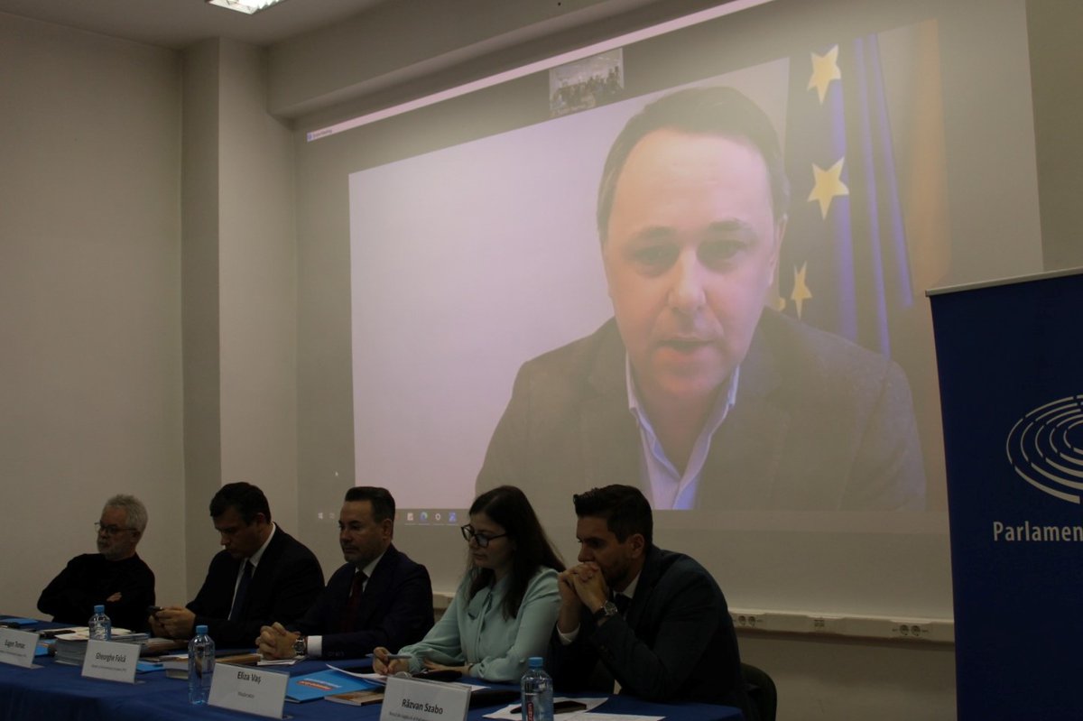 Europarl_RO's tweet photo. Săptămâna aceasta am organizat seminarul #UniPE - Parlamentul European în dialog cu studenții” la Universitatea din Oradea.

Studenții au avut ocazia să dialogheze cu deputații @GheorgheFalca (PPE), @eugen_tomac (PPE), @AlinMituta (RE) și @nicustefanuta (Verzi/ALE). https://t.co/SEkF4xeTXH