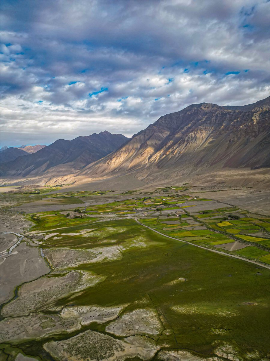 emranwadan's tweet photo. Spot No: 6
Sarhad-e-Broghil | Wakhan Corridor, Badakhshan🇦🇫

1. Beautiful sunrise, sunset 🌅
2. Fresh Air 🌬️
2. Bright Milkway, Stars ✨
3. Calm place 🏔️
4. Mountaineering 🚵‍♀️⛰️
5. Swimming 🏊‍♂️ 
6. Firing 🔥
7. treking 🚶 
#emranwadan #camping #badakhshan #wakhan #pamir #beauty https://t.co/xlADl4P8OG