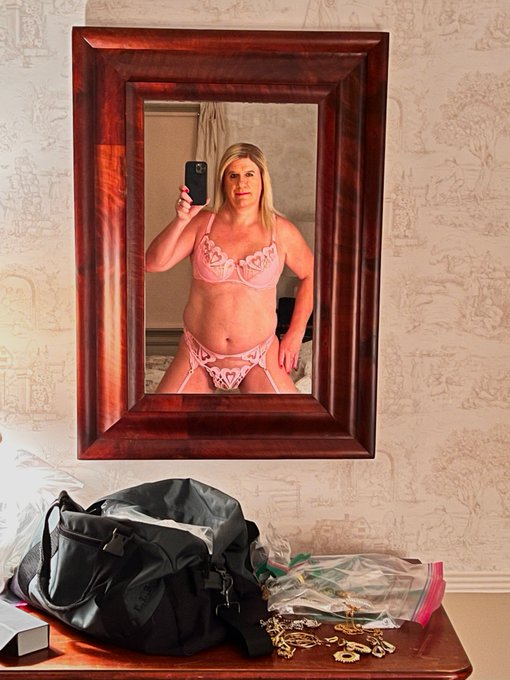 Don't often do mirror selfies ... 😈😘 https://t.co/2gY2xpfYWb<a href="/tag/mvsales"class="tags"><span>#mvsales</span></a>