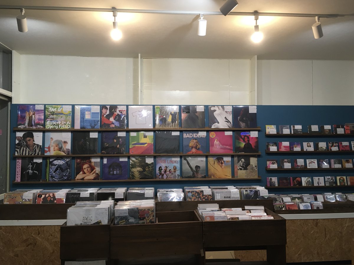 sone_records's tweet photo. 突然ですがニューオープンのお知らせです。実店舗休業中のソネレコですけど、今週土曜12/9より浜松駅の南口（新幹線側）出てすぐのサザンクロス商店街にてクラフトチョコレートのNONETさんと場所をシェアする形でmutant store oomalama（ウーマラマ）として再スタートさせていただきます！ https://t.co/Y2TYS99Nyt