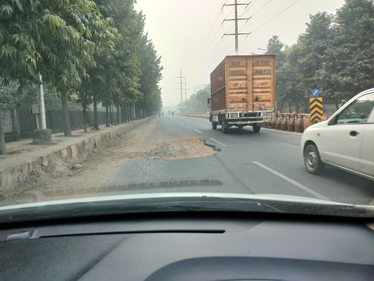 neeraj_raathi's tweet photo. #noidaroad #sadakmegadhe #Noida #matu #GeminiAI #VJArchana @myogiadityanath अगर यूपी के सीएम योगी जी नोएडा आ रहे होते तो ये सड़क का गड्ढा कुछ घंटों में भर जाता मगर @noida_authority @noidatraffic @CeoNoida के अधिकारी इतने गैरजिम्मेदाराना है की वो इस और ध्यान नहीं दे रहे @yadavakhilesh