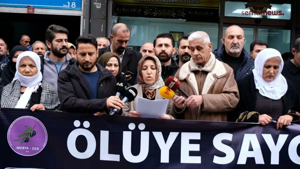 🔴 Li Bajarê Wanê De  Ji Aliyê Sazîyên Demokratîk Ve Daxûyanî Ya "Rêzgirtina Miriyan".

Endamên   DBP,  HEDEP , TJA, TUHAYDER , OHD, EGÎTÎMSEN, THÎV, ÇEVDER , ARSÎSA, DÎSK, BARIŞ ANNELERÎ, ,ŞANOWAN û SERHAT GOÇ DERê  başdarî daxûyaniya di pêşengîya MEBYA-DERê bûn.