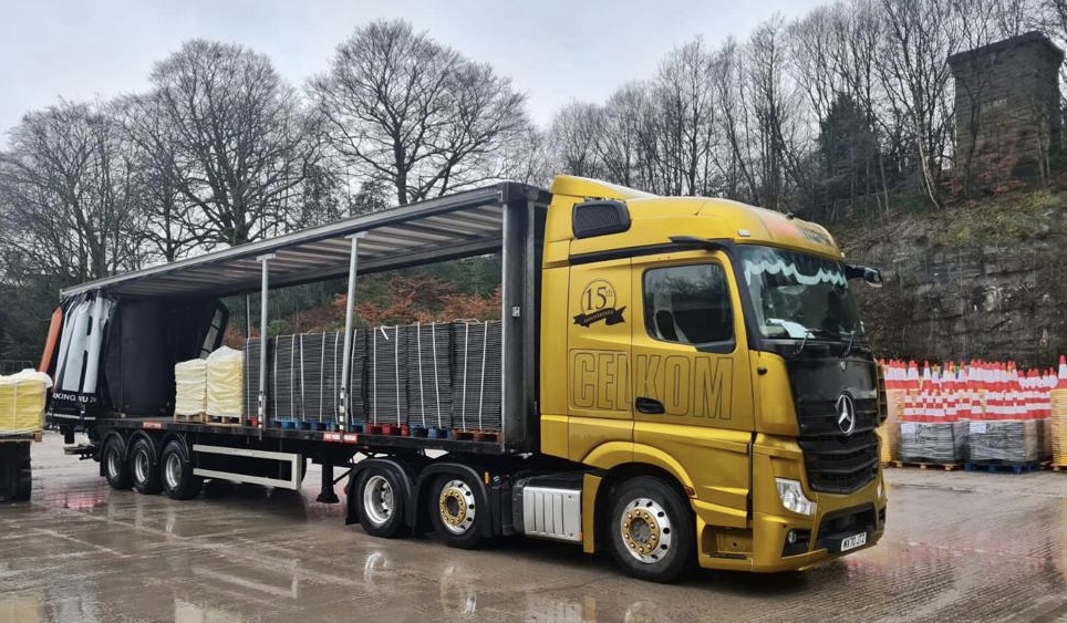 All is golden on this miserable December day 💛👌🌧️

#celkom #pallettrack #busydays #busydecember #allisgolden #anyload #anylocation #forevergrateful #proud #generalhaulage