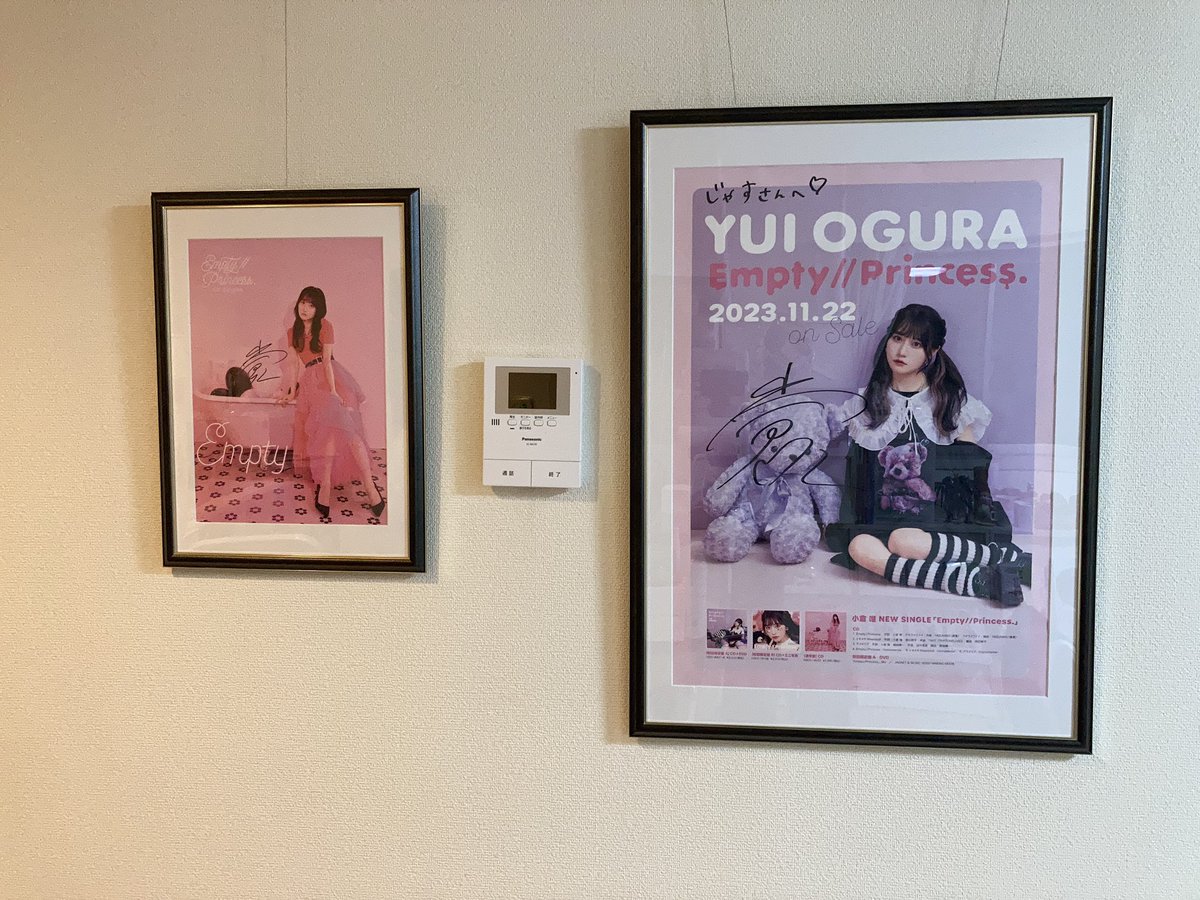 justice_vsbr's tweet photo. ゆい祭り&amp;ゆいゆいジャンボで当選したサイン入りポスターようやく飾れた〜！！一旦他のポスターは下げてこれだけにしてみた
初のサイン入りポスターめちゃくちゃ嬉しい……唯ちゃんありがとう。宝物にします🥹✨
＃小倉唯 #エンプリ #EmptyPrincess https://t.co/3k8fnoQF5D