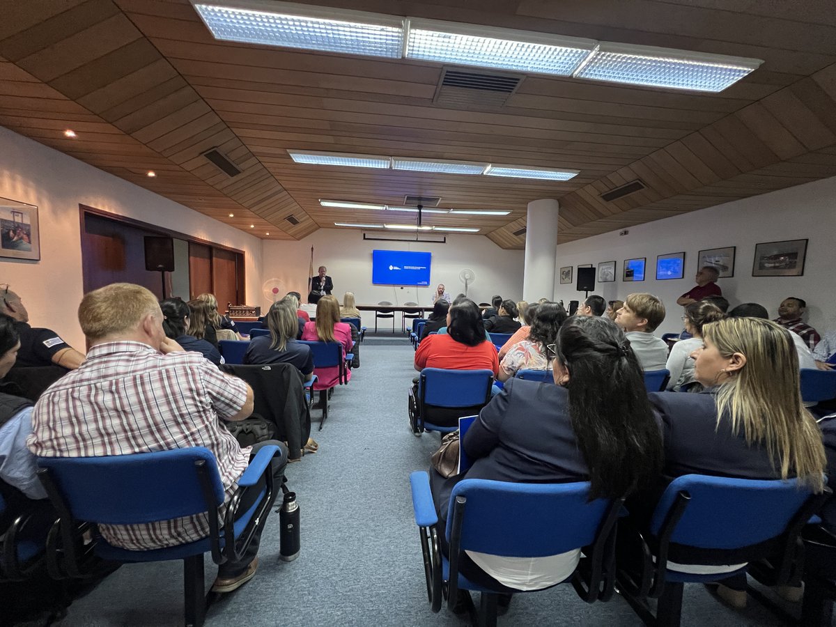 MGAPUruguay's tweet photo. #AHORA la directora del #MGAP @mfmaldonado_ junto al director del #SNIG, Gabriel Osorio, reciben en la sala de conferencias de #DINARA a los responsables territoriales de todo el país del Sistema Nacional de Información Ganadera. https://t.co/1mgS4dzMFV