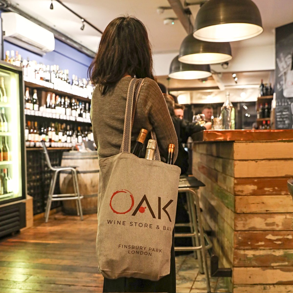 Have you got yourself an OAK tote bag yet? 🛍✨️ 

It's not only sustainable, great quality and beautiful: it also guarantees you 10% OFF everytime you bring it to buy wines to take away! 😃🍾 

Get yours today! 🤗

#oakn4 #winebar #winestore #wineshop #zeroplastic #localwinebar