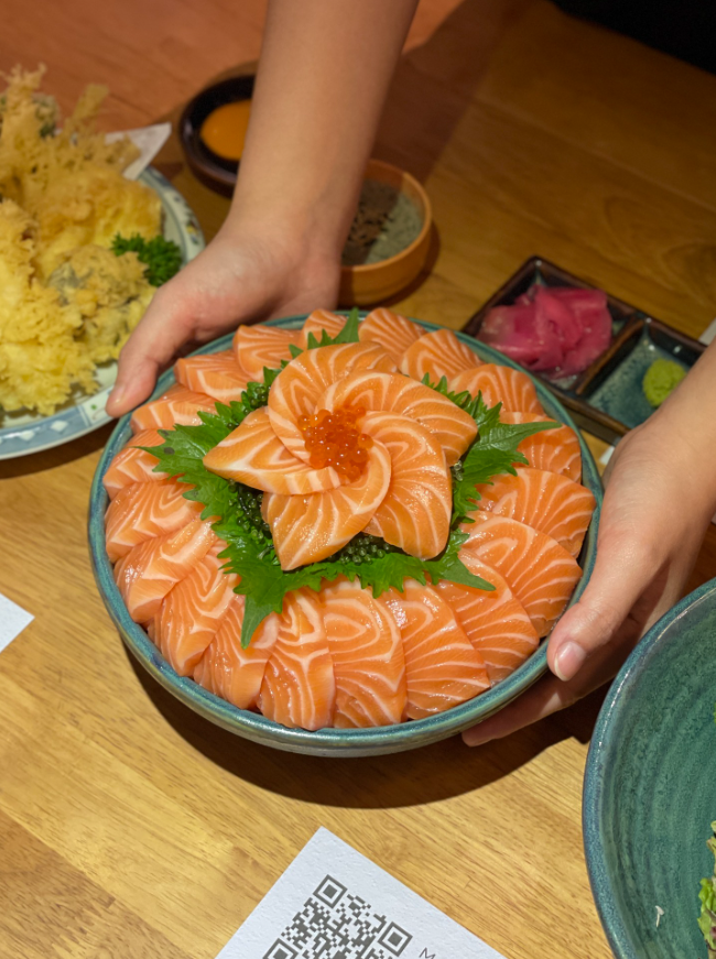 🔥REVIEW NHANH 1 QUÁN SUSHI MÀ MÌNH CHẤM 8,5Đ VỀ KHÔNG GIAN VÀ MÓN ĂN 🍣🍣🍣
Với một fan cứng sushi thì thương hiệu sushi nào mình cũng đều đến thử ít nhất một lần. Hôm nay mình sẽ chấm điểm quán sushi mà theo mình thấy thì chất lượng và giá cả tầm trung đến