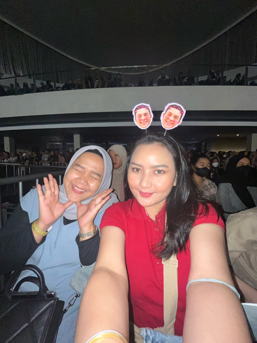AdeliaCynthia12's tweet photo. sabtu kemarin ๐น๐ผ
konser penutup di thn ini. februari diawali dengan tulus, dan desember ini diakhiri dengan tulus jg hahahaa :D
#temantulus https://t.co/EFC6Gvwlis