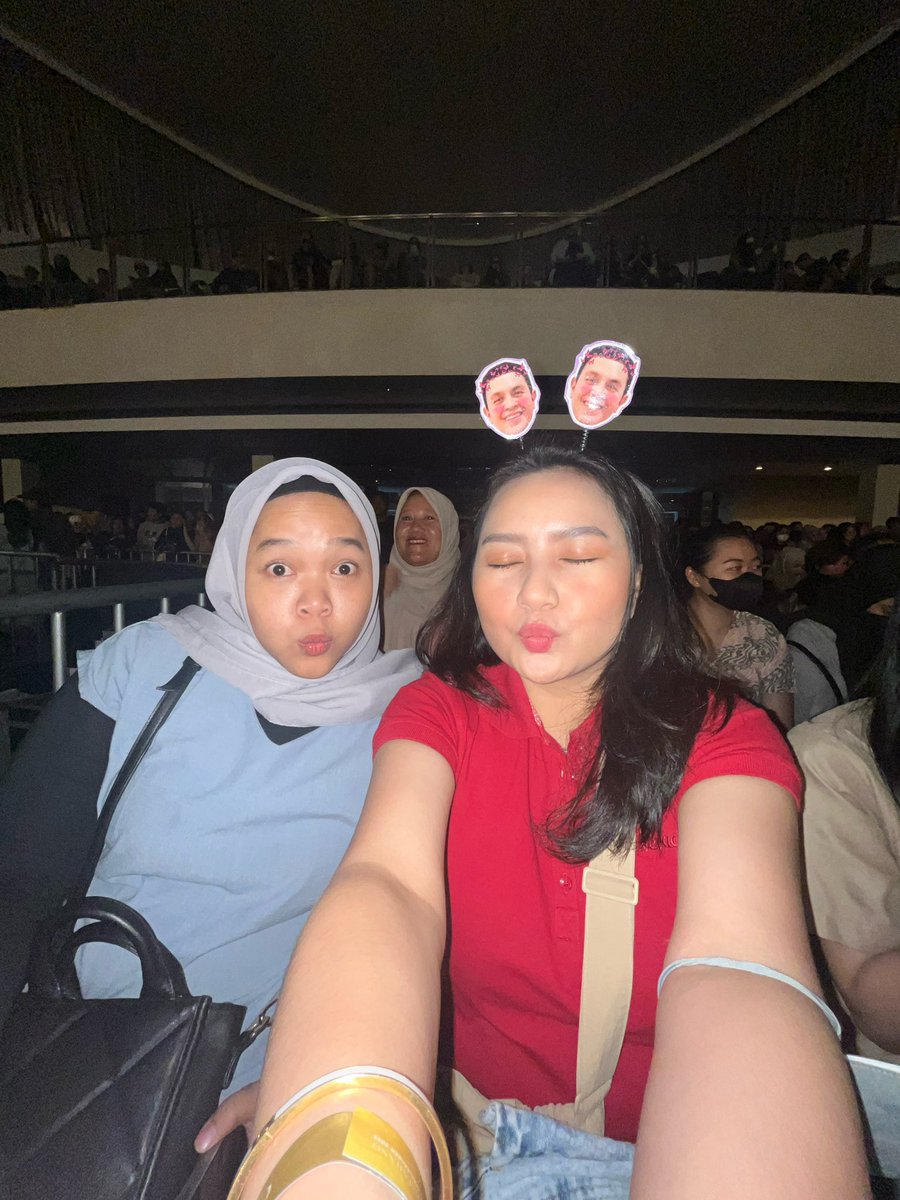 AdeliaCynthia12's tweet photo. sabtu kemarin ๐น๐ผ
konser penutup di thn ini. februari diawali dengan tulus, dan desember ini diakhiri dengan tulus jg hahahaa :D
#temantulus https://t.co/EFC6Gvwlis