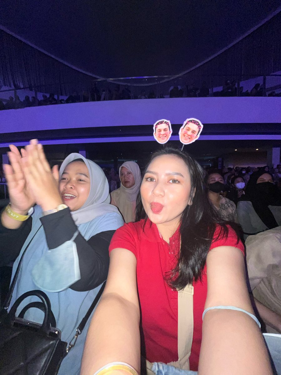 AdeliaCynthia12's tweet photo. sabtu kemarin ๐น๐ผ
konser penutup di thn ini. februari diawali dengan tulus, dan desember ini diakhiri dengan tulus jg hahahaa :D
#temantulus https://t.co/EFC6Gvwlis
