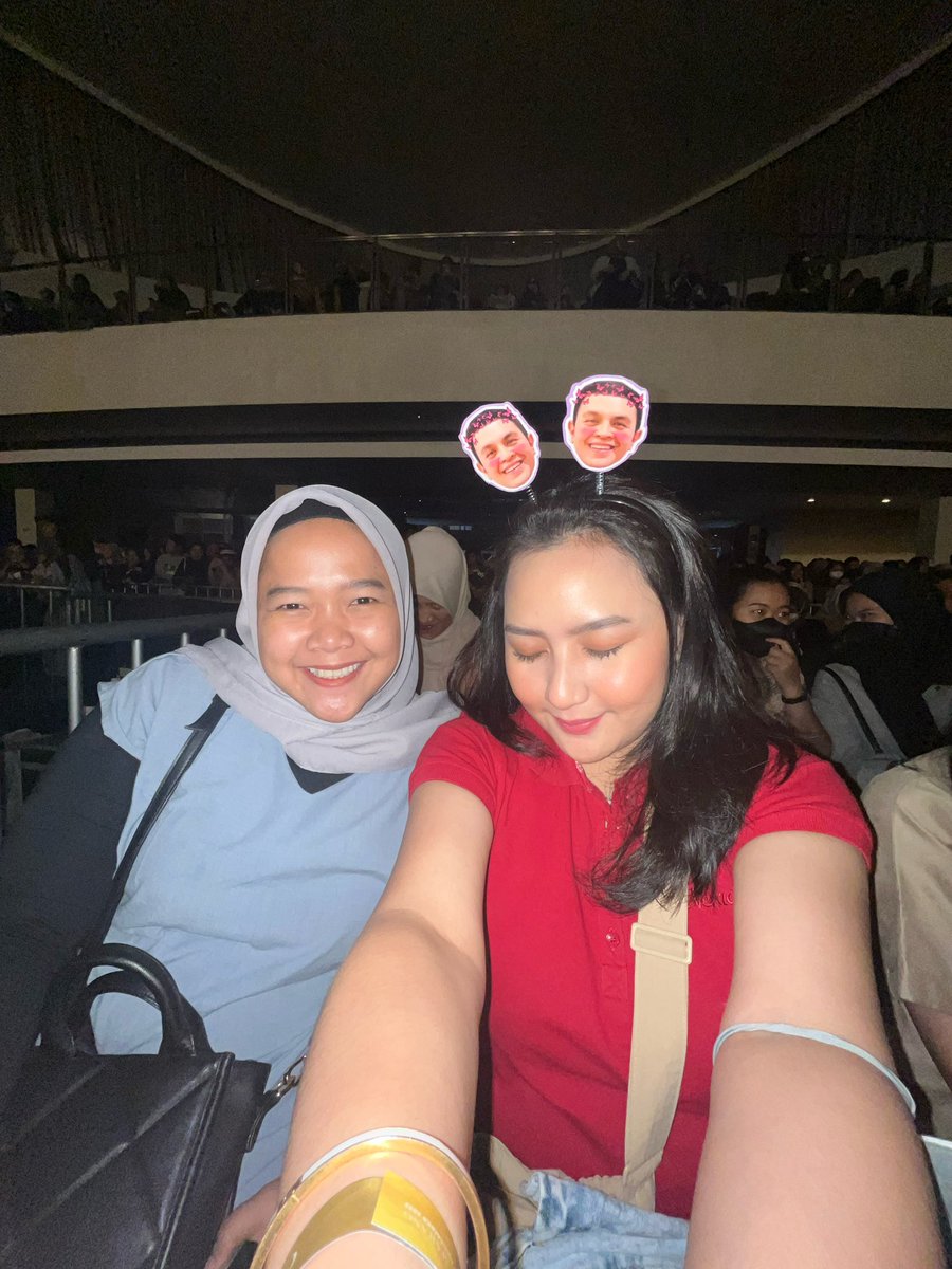 AdeliaCynthia12's tweet photo. sabtu kemarin ๐น๐ผ
konser penutup di thn ini. februari diawali dengan tulus, dan desember ini diakhiri dengan tulus jg hahahaa :D
#temantulus https://t.co/EFC6Gvwlis