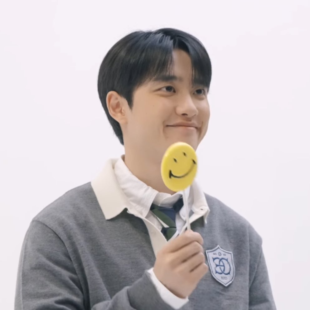 Kyungsoo imitating the smile from the candy 😭😭😭😭😭😭😭