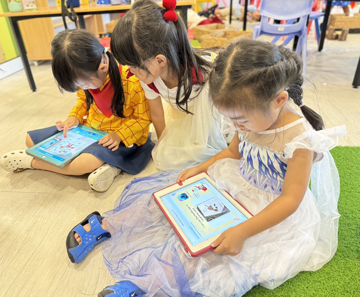 vickyyhengg's tweet image. 🎅 Exciting times in the classroom! 🎤 Children have been practising their voice recording skills using the @ChatterPixIt app. 🗣️ The challenge: &quot;Oh no, Poor Santa! He forgot his ____.&quot; 🎁 They then shared their creative responses on @Seesaw. #HIS_learning