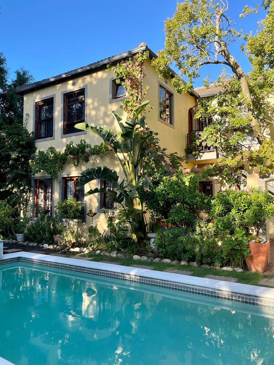 "De accommodatie verdient echt een 10, heerlijk om hier een paar dagen te vertoeven. Vriendelijke eigenaren en personeel. Heerlijk ontbijt en schone kamers. Dicht bij Stellenbosch centrum. Mooie locatie om diverse bezienswaardigheden te bezoeken." - <a href="/Tripadvisor/">Tripadvisor</a> 
#5bubblereview