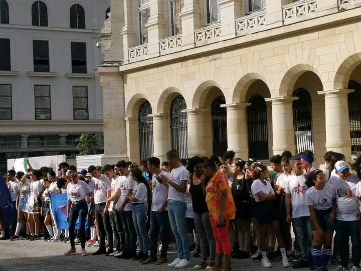 JosEnriquedel10's tweet photo. 💙🥳Estuvimos celebrando nuestro aniversario #53FEEM en el acto provincial de La Habana😎.
Talento, chispa, creatividad🪇, patriotismo... Estos muchachos son lo máximo😌. 
¡Gracias por el empeño y dedicación siendo alma activa en la Real y Maravillosa!✌️ 
#FEEMdeCuba https://t.co/liY8rNGJOE