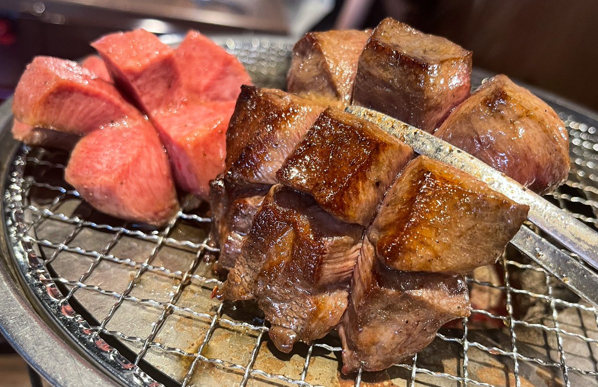 muni_gurume's tweet photo. 【幸永 本店】
＠東京：東新宿駅から徒歩2分

厚切りタンステーキを食べられるお店。
マンゴーカットされた牛タンは、ほどよい弾力とプリプリな食感が最高で、カリッと焼き上げれば香ばしい匂いが充満します！
丸ごと1本焼き上げるジャンボハラミステーキもはずせない逸品🥩 https://t.co/9rgcVnFHz1