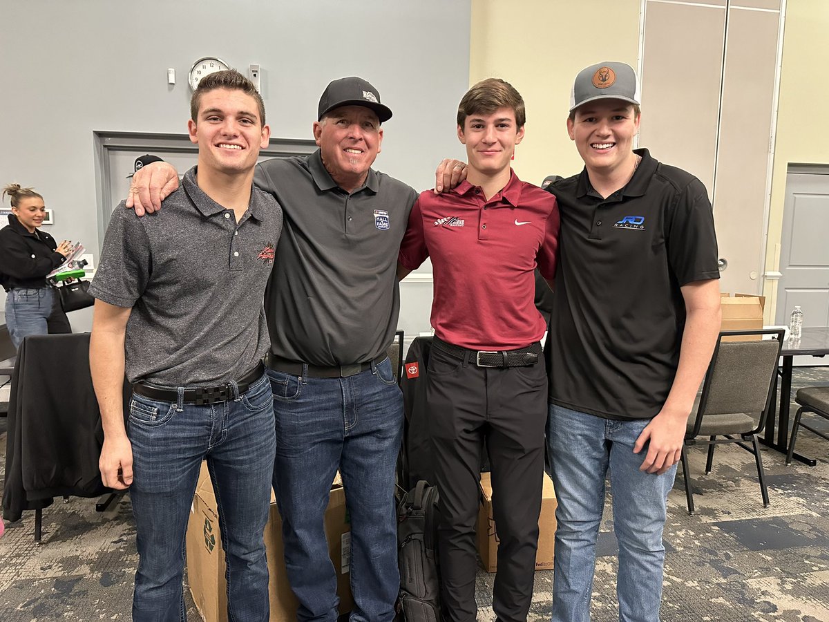 An incredible evening signing autographs for Stocks for Tots! Proud to be part of this amazing organization raising awareness and funds for Child Abuse Prevention.

#StocksForTots #ChildAbusePrevention