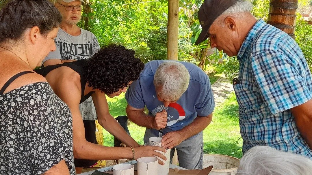 Hoje a Vila dos Sonhos sediou um workshop sobre meliponíneos🐝
A meliponicultura é a criação de abelhas sem ferrão, também conhecidas como meliponíneos.

Siga @ondasolidariaorg