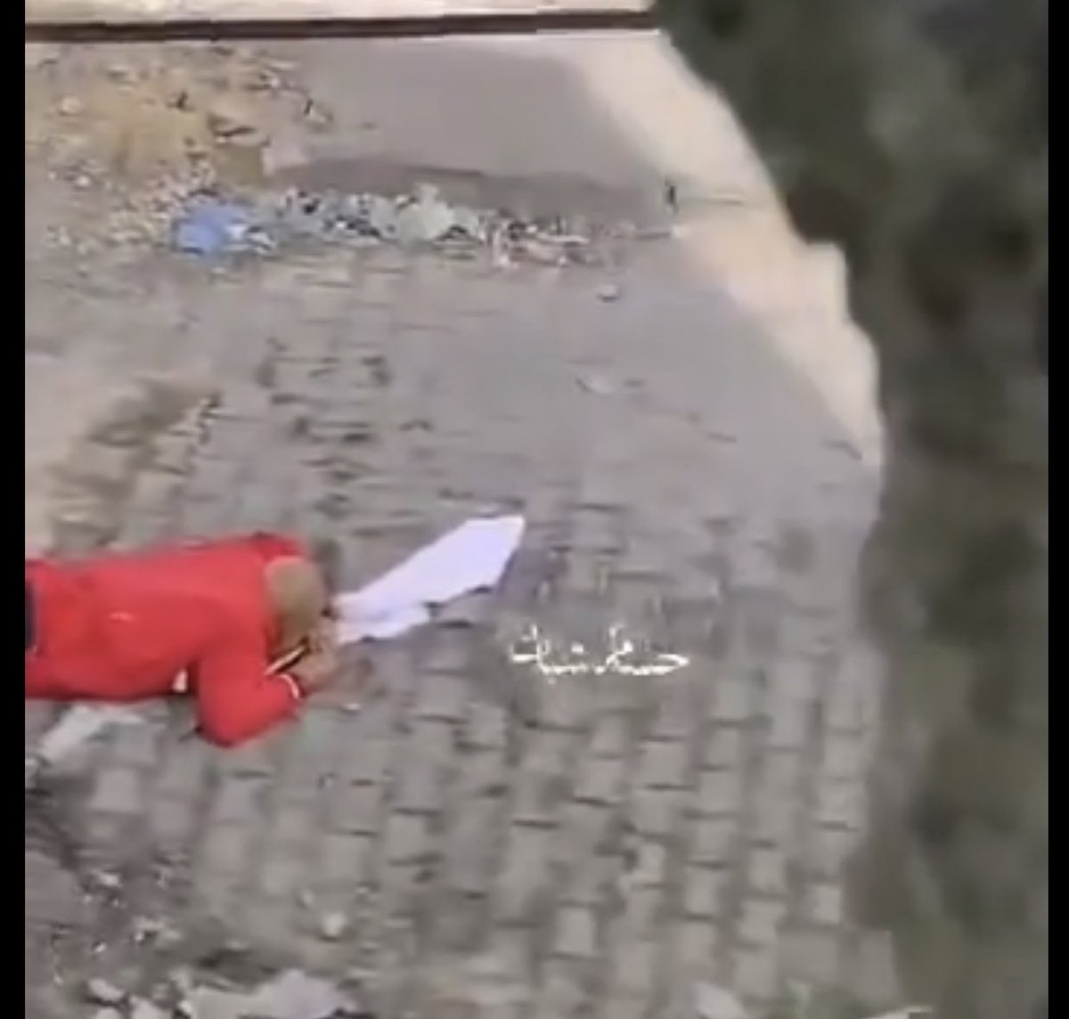 7sajaaa's tweet photo. اعدموه وهو رافع راية بيضا ، وهو مسالم 
و بتحكولي مقاومة سلمية 
قسما بالله انكم ذليلين https://t.co/hJaMP93KKM